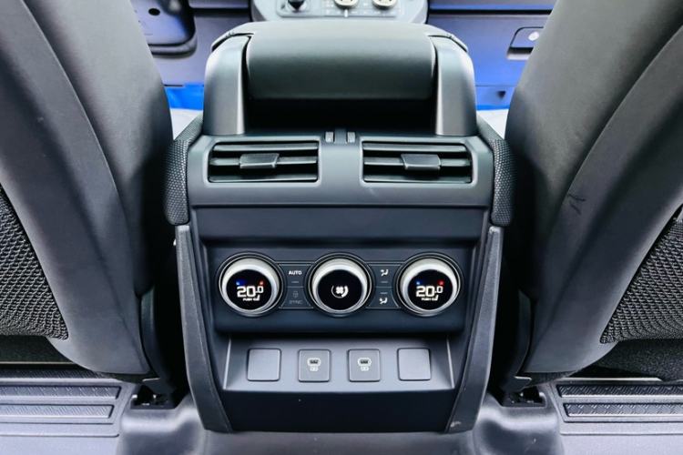 Used Land Rover Defender 2024 110 5.0T V8 Interior 6
