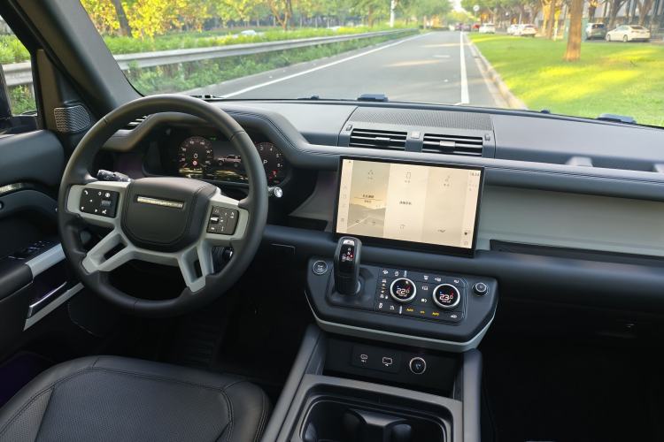 Used Land Rover Defender 2024 90 3.0T P400 HSE Interior 7