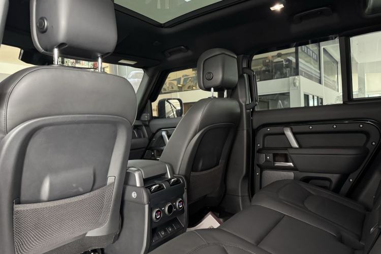 Used Land Rover Defender 2024 110 5.0T V8 Interior 8