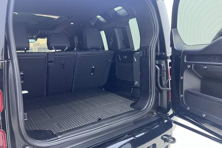 Used Land Rover Defender 2024 110 3.0T P400 X-DYNAMIC HSE Interior 9