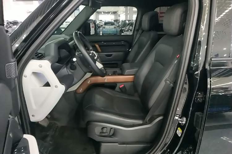 Used Land Rover Defender 2024 110 3.0T P400 X-DYNAMIC HSE Left Front Seat