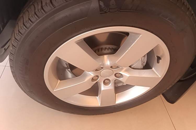 Used Land Rover Defender 2024 90 3.0T P400 HSE Left Front Wheel Hub