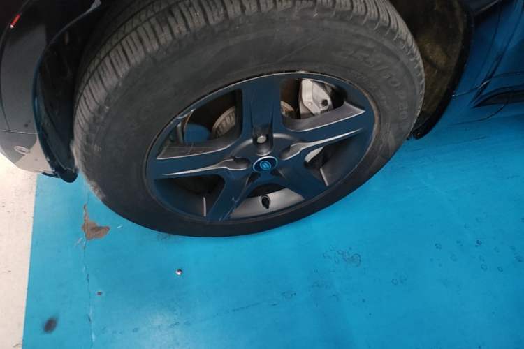 Used Land Rover Defender 2024 110 3.0T P400 X-DYNAMIC HSE Left Front Wheel Hub