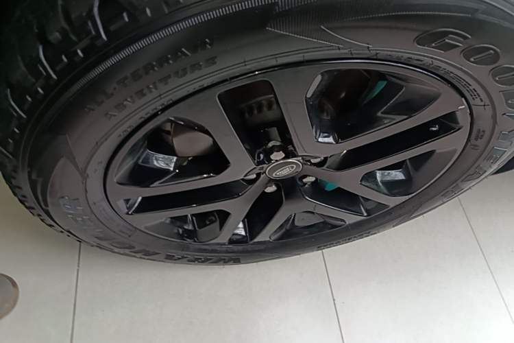 Used Land Rover Defender 2024 110 3.0T P400 Dark Edition Left Front Wheel Hub