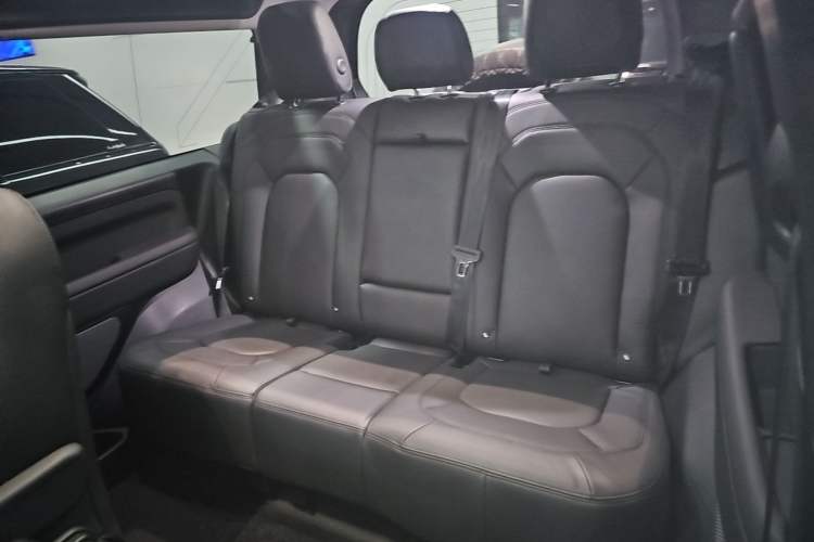 Used Land Rover Defender 2024 90 3.0T P400 HSE Left Rear Seat