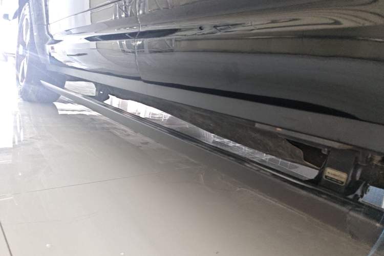 Used Land Rover Defender 2024 110 3.0T P400 X-DYNAMIC HSE Left Side Sill