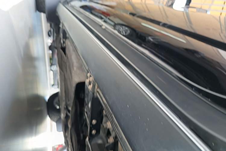 Used Land Rover Defender 2024 110 3.0T P400 X-DYNAMIC HSE Left Side Sill