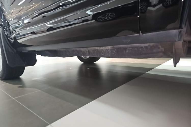 Used Land Rover Defender 2024 90 3.0T P400 HSE Left Side Sill