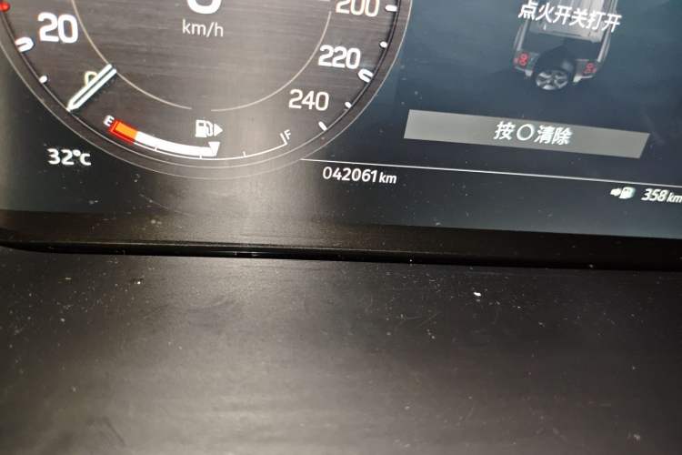 Used Land Rover Defender 2024 110 3.0T P400 X-DYNAMIC HSE Odometer Close Up