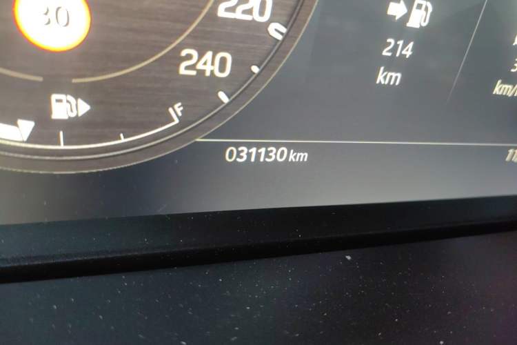Used Land Rover Defender 2024 110 3.0T P400 Dark Edition Odometer Close Up