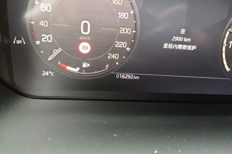 Used Land Rover Defender 2024 110 3.0T P400 X-DYNAMIC HSE Odometer Close Up