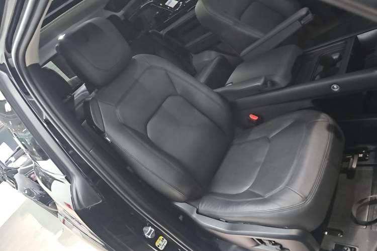 Used Land Rover Defender 2024 90 3.0T P400 HSE Right Front Seat