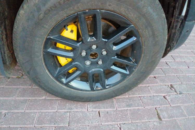 Used Land Rover Defender 2024 90 2.0T P300 S Right Front Wheel Hub