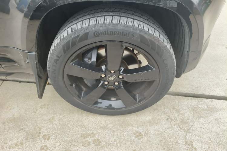 Used Land Rover Defender  Right Front Wheel Hub