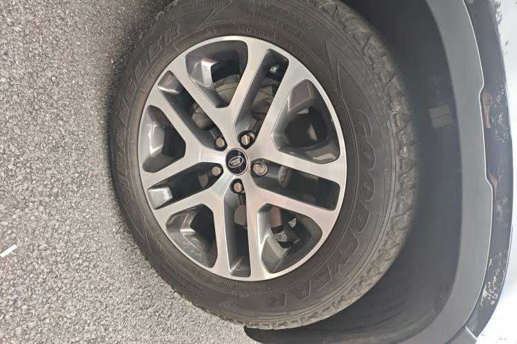 Used Land Rover Defender 2024 110 3.0T P400 Dark Edition Right Front Wheel Hub