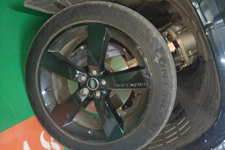 Used Land Rover Defender 2024 110 3.0T P400 X-DYNAMIC HSE Right Front Wheel Hub