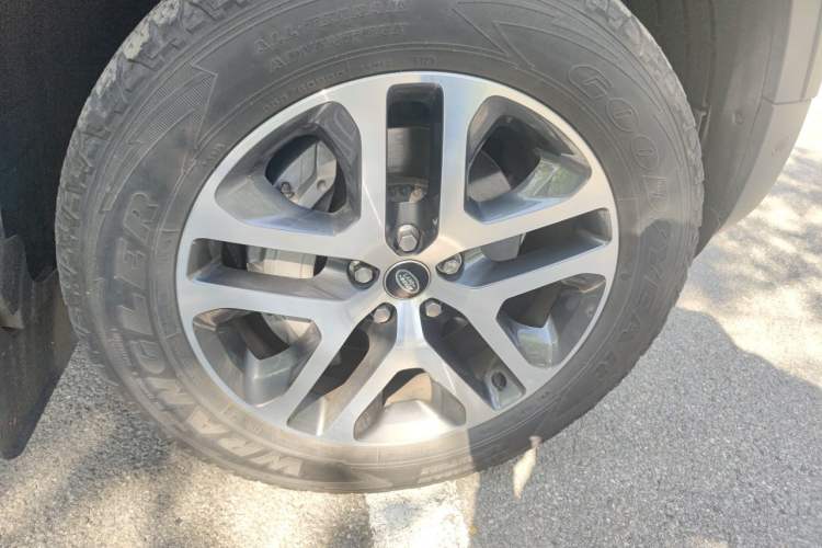 Used Land Rover Defender 2024 110 3.0T P400 Dark Edition Right Front Wheel Hub