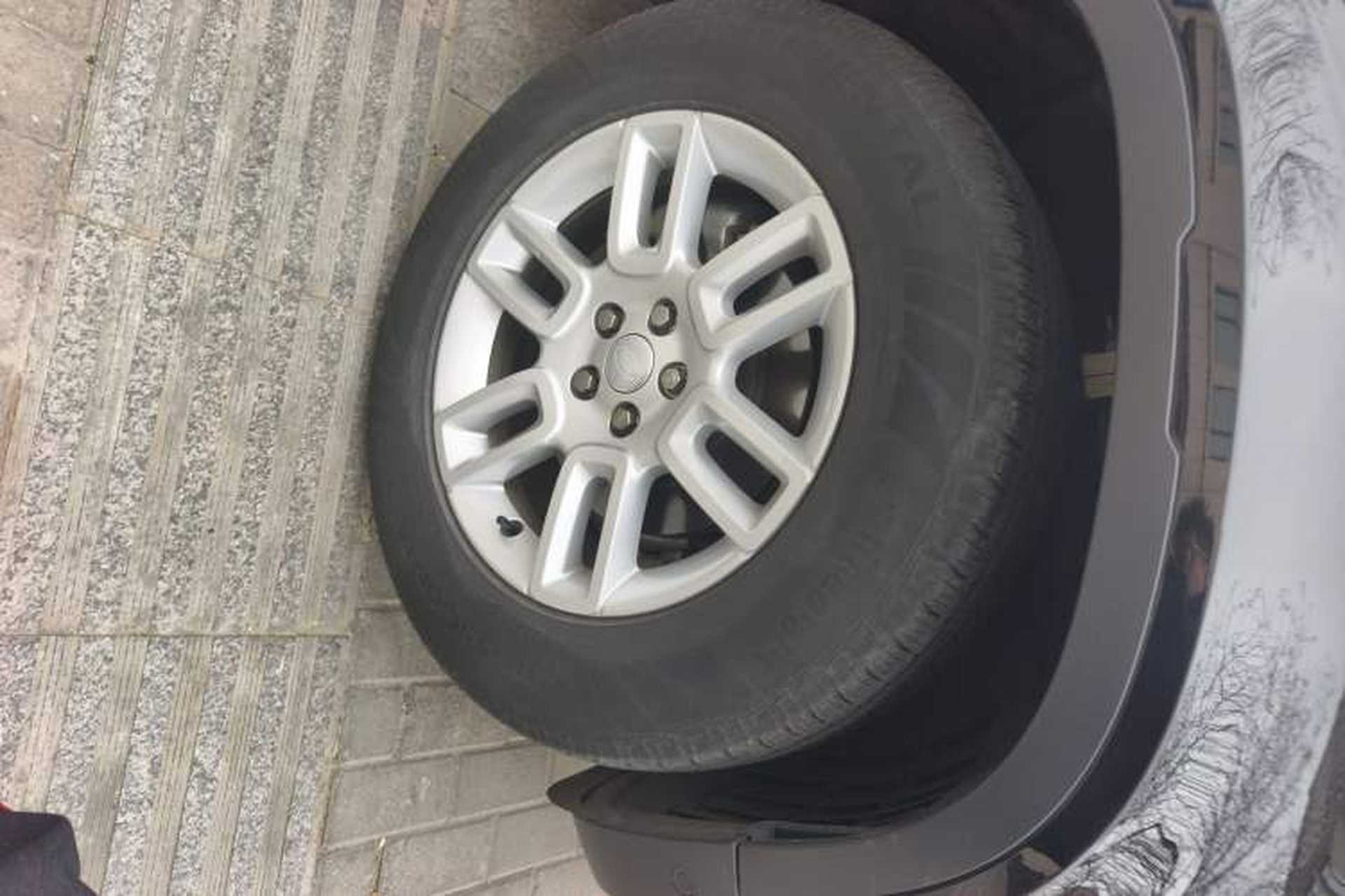 Used Land Rover Defender 2024 90 2.0T P300 S Right Front Wheel Hub