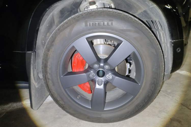 Used Land Rover Defender 2024 110 3.0T P400 XS Right Front Wheel Hub