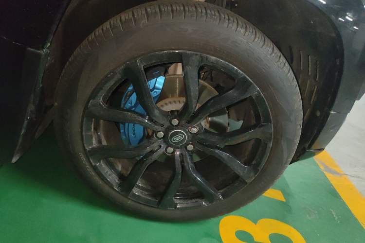 Used Land Rover Defender 2024 110 3.0T P400 X-DYNAMIC HSE Right Front Wheel Hub