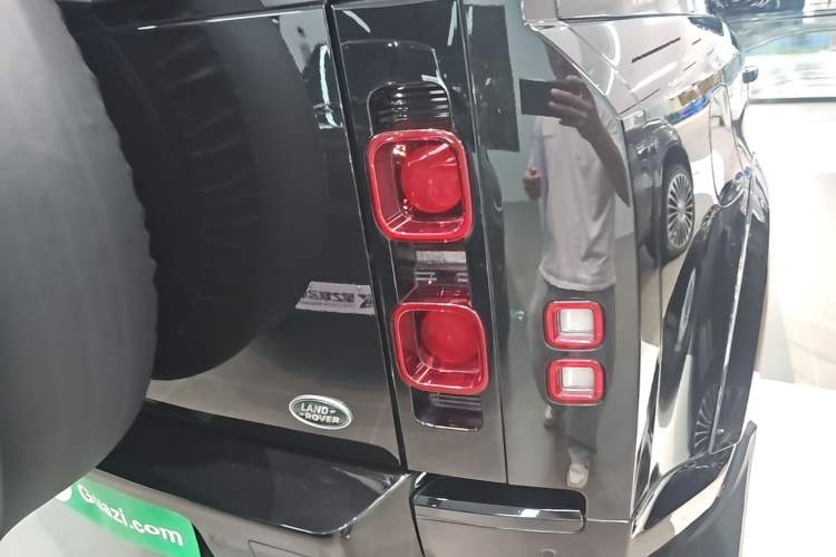 Used Land Rover Defender 2024 90 3.0T P400 HSE Right Rear Taillight