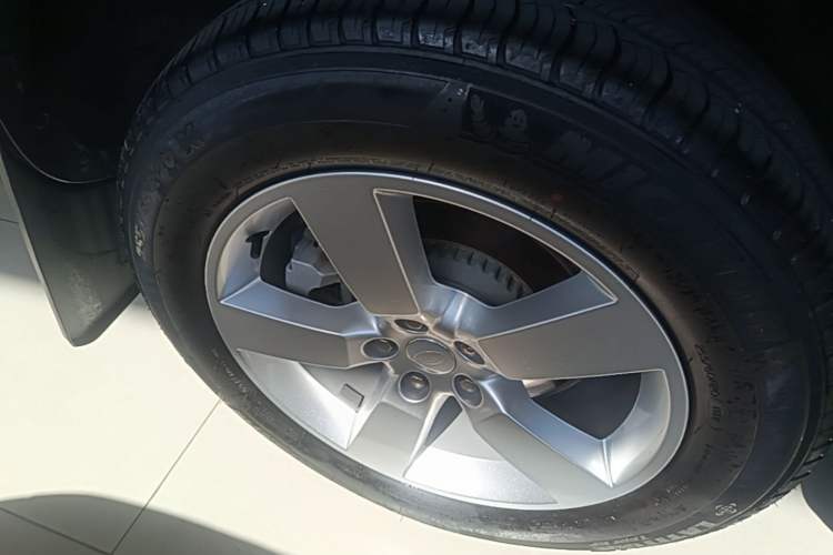 Used Land Rover Defender 2024 90 3.0T P400 HSE Right Rear Wheel Hub