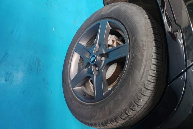 Used Land Rover Defender 2024 110 3.0T P400 X-DYNAMIC HSE Right Rear Wheel Hub