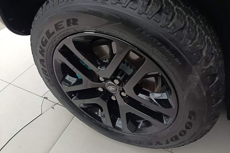 Used Land Rover Defender 2024 110 3.0T P400 Dark Edition Right Rear Wheel Hub