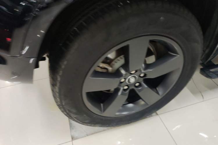 Used Land Rover Defender 2024 110 3.0T P400 X-DYNAMIC HSE Right Rear Wheel Hub