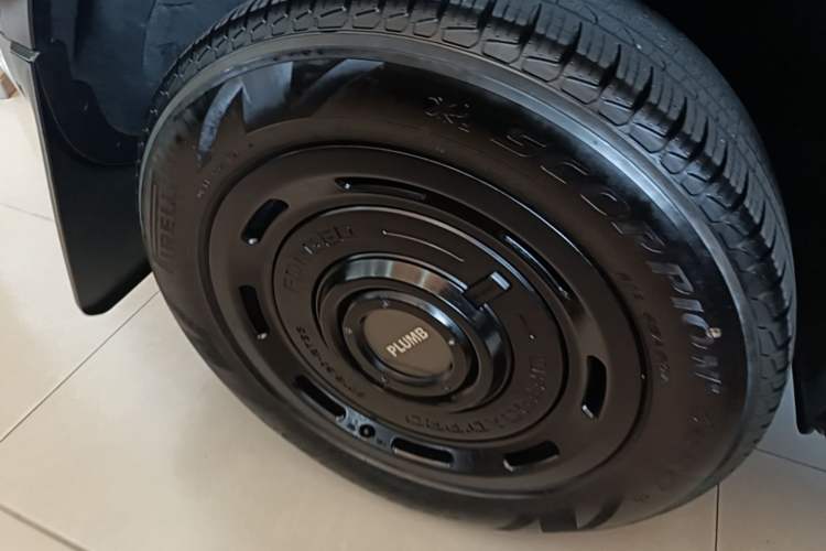 Used Land Rover Defender 2024 110 3.0T P400 X-DYNAMIC HSE Right Rear Wheel Hub