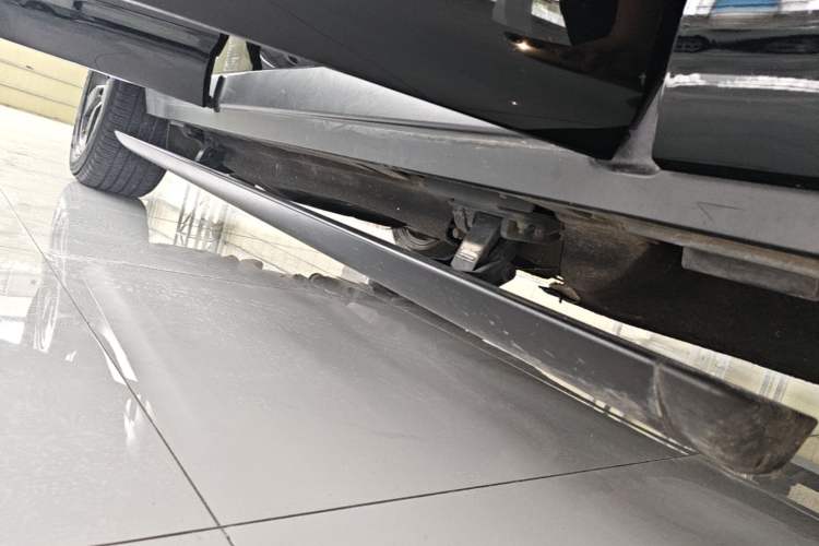 Used Land Rover Defender 2024 110 3.0T P400 X-DYNAMIC HSE Right Side Sill