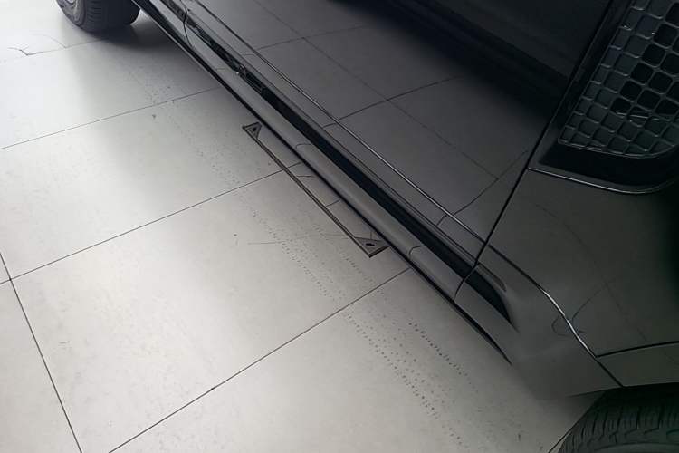 Used Land Rover Defender 2024 110 3.0T P400 X-DYNAMIC HSE Right Side Sill