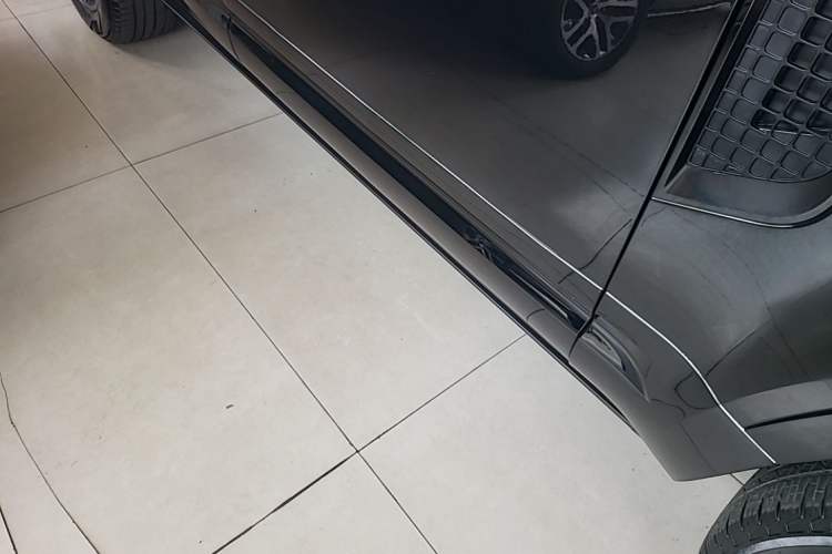 Used Land Rover Defender 2024 110 3.0T P400 X-DYNAMIC HSE Right Side Sill