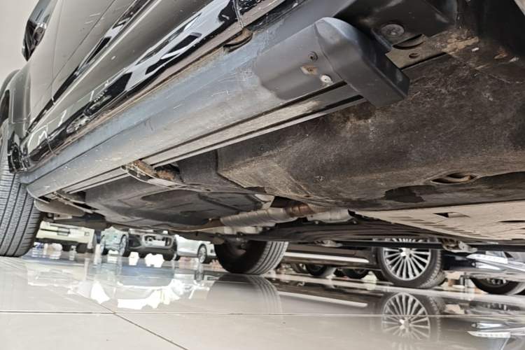 Used Land Rover Defender 2024 110 3.0T P400 X-DYNAMIC HSE Right Side Sill