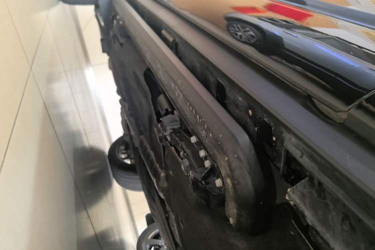 Used Land Rover Defender 2024 110 3.0T P400 X-DYNAMIC HSE Right Side Sill