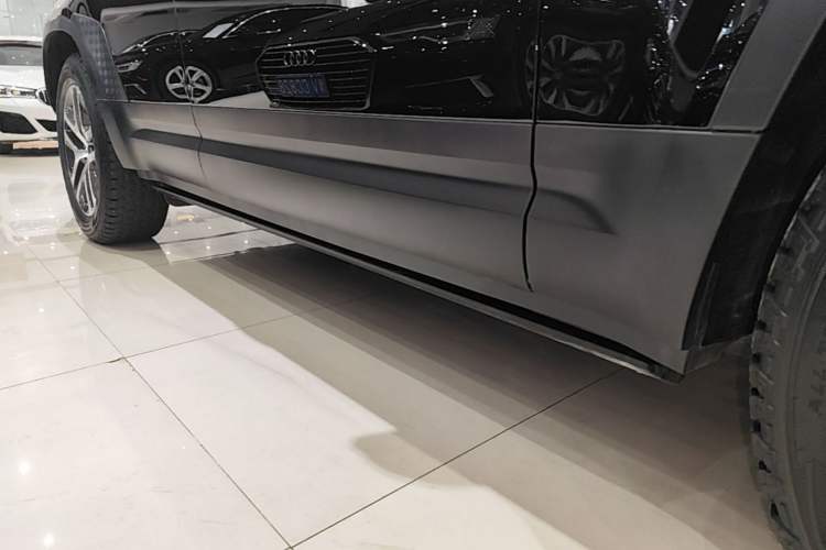 Used Land Rover Defender 2024 110 3.0T P400 Dark Edition Right Side Sill
