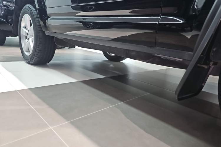 Used Land Rover Defender 2024 90 3.0T P400 HSE Right Side Sill