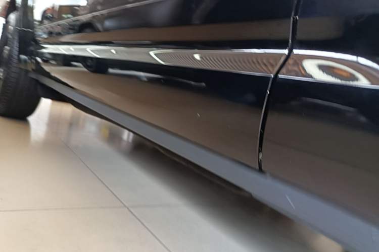 Used Land Rover Defender 2024 110 3.0T P400 X-DYNAMIC HSE Right Side Sill
