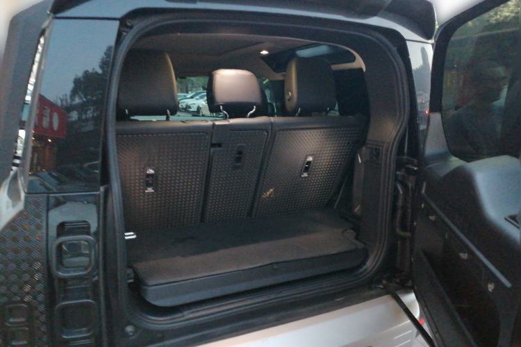 Used Land Rover Defender 2024 90 2.0T P300 S Trunk