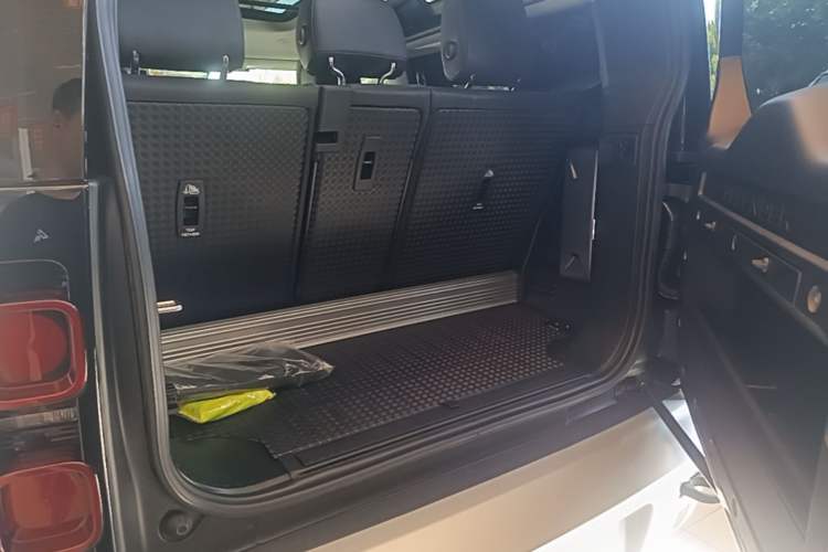 Used Land Rover Defender 2024 90 3.0T P400 HSE Trunk