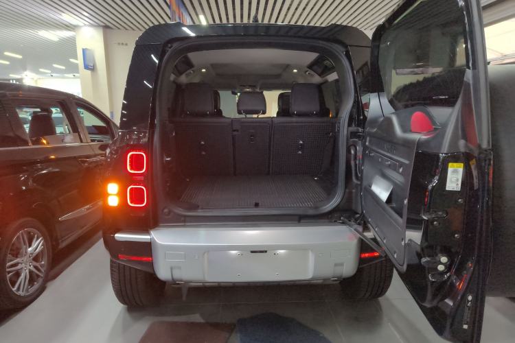 Used Land Rover Defender 2024 110 3.0T P400 XS Trunk
