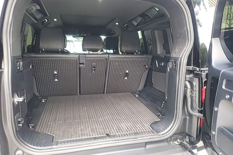 Used Land Rover Defender 2024 110 3.0T P400 X-DYNAMIC HSE Trunk