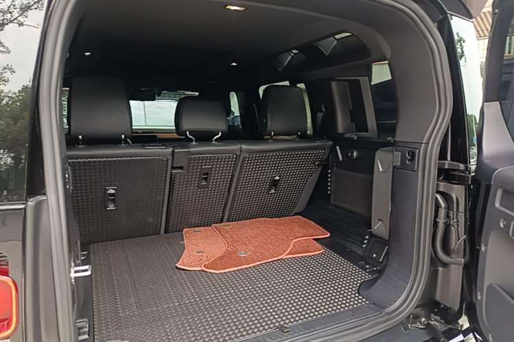 Used Land Rover Defender 2024 110 3.0T P400 X-DYNAMIC HSE Trunk