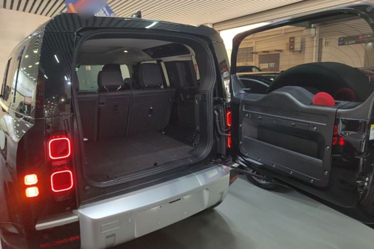 Used Land Rover Defender 2024 110 3.0T P400 XS Trunk