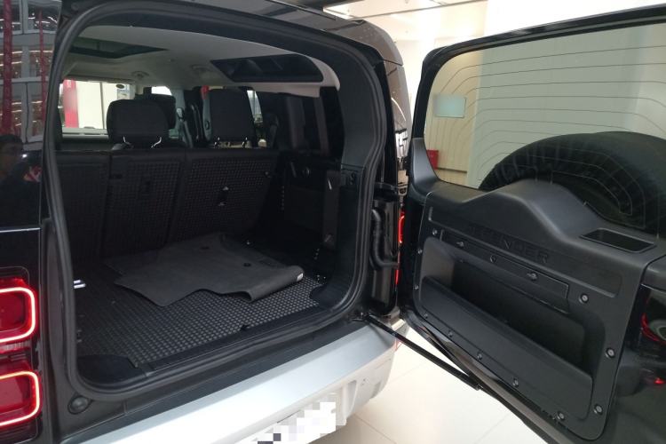 Used Land Rover Defender 2024 110 3.0T P400 XS Trunk