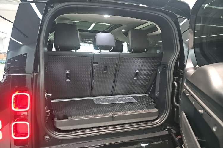 Used Land Rover Defender 2024 90 3.0T P400 HSE Trunk