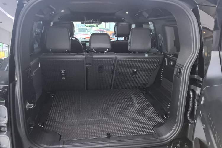 Used Land Rover Defender 2024 110 5.0T V8 Trunk