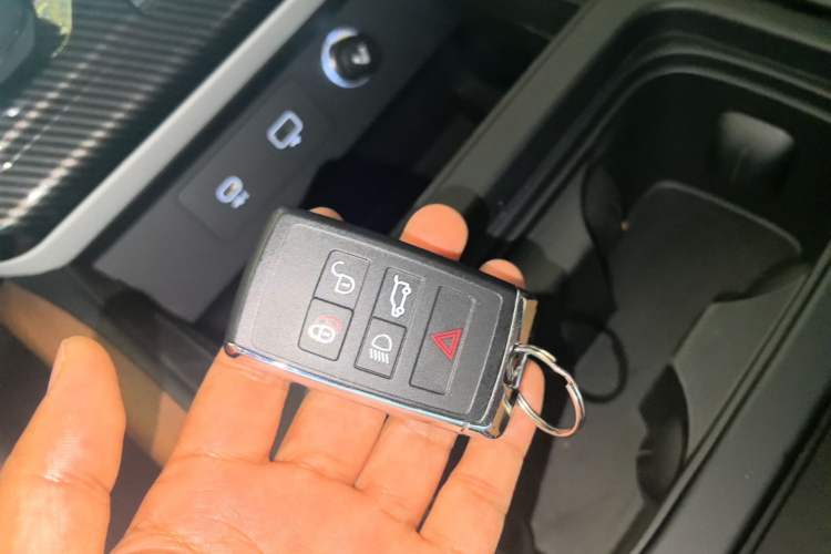 Used Land Rover Defender 2024 110 3.0T P400 Dark Edition Vehicle Key