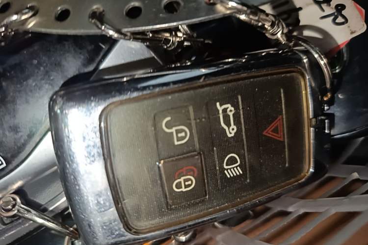 Used Land Rover Defender 2024 110 3.0T P400 Dark Edition Vehicle Key