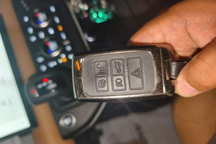 Used Land Rover Defender 2024 110 3.0T P400 Dark Edition Vehicle Key